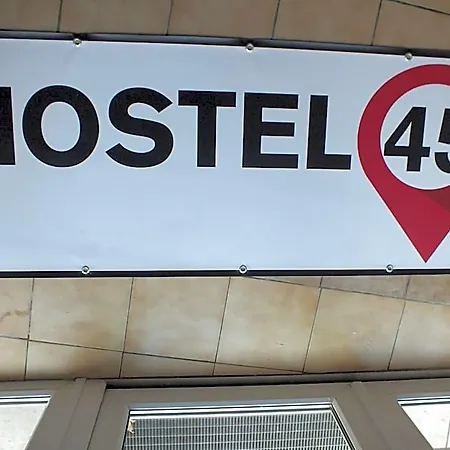 אכסניה 45 *